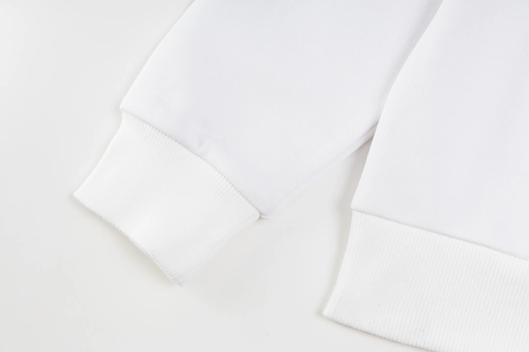 🅿️520 [Exclusive supply] CH Crow Heart Horseshoe Unicorn Arm Hooded Jacket (White) The original version was purchased and developed for 15,999. The fabric is made of 420g double-ply double yarn pure cotton terry fabric. The texture is thick and soft, comfortable and stylish to wear. The fabric has been specially treated to have good breathability and warmth, making it suitable for all seasons. The jacket adopts the imported machine white ink direct injection process, showing exquisite printing in multiple parts, including the iconic horseshoes, unicorn arms and Sanskrit patterns, and the details are processed to perfection. The whole product is produced on the assembly line of a large factory, with exquisite workmanship and fine and neat stitching. The version is designed in a loose oversize style and can be worn by both men and women, making it an ideal choice for couples. The zipper closure makes it easy to put on and take off, and the hooded style adds a casual feel. This jacket has been strictly controlled from fabric selection to production process, making it extremely valuable for both daily wear and collection. Size:S-M-L